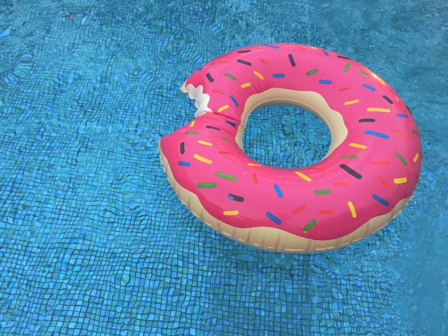 浮き輪の穴をマニキュアで即修理